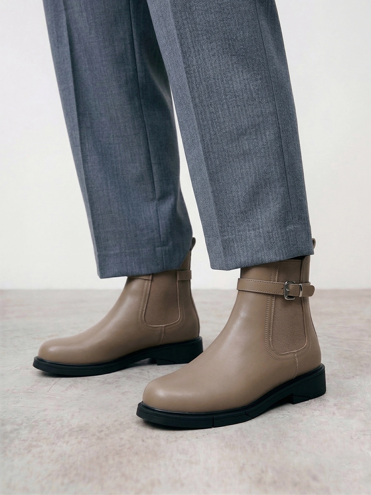 Ботинки-челси бежевого цвета с декоративным ремешком из натуральной кожи